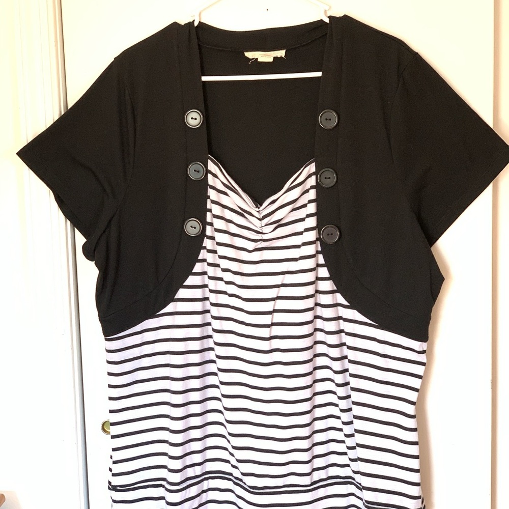 Plus Sz 3X faux 2 piece top deco button detail top 23 1/2 pit to pit comfy